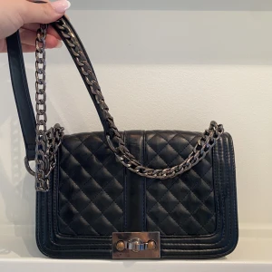 Handväska  - Handväska från Gina tricot. Går att ha den på axeln men även som crossbody väska! 