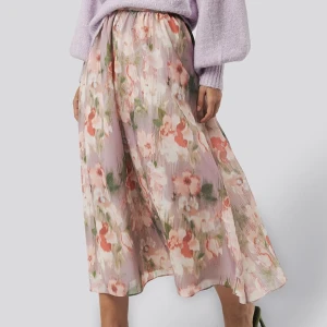 Vacker långkjol - En vacker långkjol, dubbelt tyg. Inte alls genomskinlig.💛 Kjolen är sparsamt använd och i mycket fint skick!