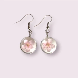 örhängen pressade blommor 🌸 - Säljer dessa örhängen med torkade blommor! 😍krokar i sterling silver 925🙌 pris 49kr styck, 15kr frakt vid köp genom swish privat, annars plicks fraktalternativ 💛 GRATIS frakt vid köp av tre par örhängen från min plicksida! kan vara från olika annonser! 🥰