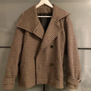 Arket kappa  - Säljer min superfina arket kappa. Slutsåld på hemsidan å nypris 2290, säljer för 1100 men pris kan diskuteras! Älskar denna kappa, så fin och matchar till allt! Bra skick!😊storlek 36, skriv för fler bilder🥰