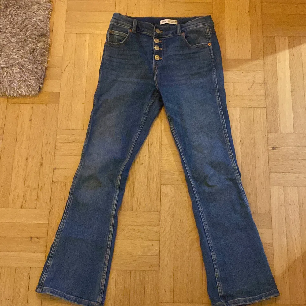 Jätte snygga zara jeans som inte längre kommer till användning. Har en liten blå fläck på knät (3:e bilden) men syns knappt . Jeans & Byxor.