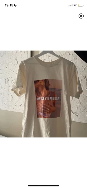 T-shirt  - Lånade bilder!! Jättefin tröja med superfint tryck på, säljer då den inte kommer till användning! Hör av dig vid mer frågor💗💗