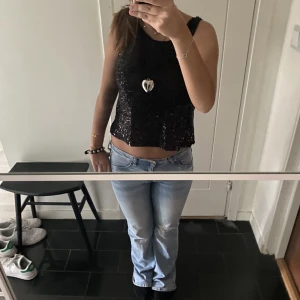 Topp - Ett as snyggt festlinne från zara. Från barnavdelningen. Köp gärna via att trycka på köp nu💞