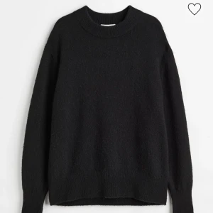 Svart stickad tröja  - En fin stickad basic tröja i svart från H&M, ordinarie pris 199. I god skick. 💖