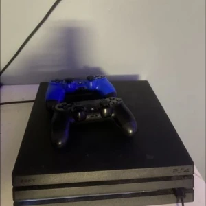 Ps4 pro - Säljer mitt ps4 pro för använder det inte laddning kabeln är lite glabb i men allt funkar annars