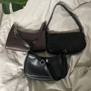 Axelväskor  - Säljer dessa super fina axelväskor, säljs så dem inte kommer till användning längre. Alla tre i väldigt bra skick. Ena av den svarta är även reglerbar! Skriv gärna privat vid intresse❣️❣️