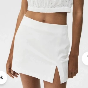 Kjol - Kort kjol med slits! Storlek xs. Köpt på Pull&bear