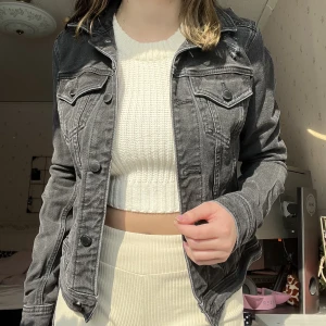 Svart jeansjacka - Svart jeansjacka i storlek XS från HOLLISTER. Använd sparsamt, bra skick💞Skriv för fler bilder🥰