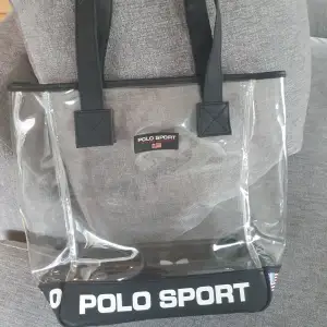 Äkta Polo Sport, Ralph Lauren handväska. Jag säljer denna underbaring pga platsbrist.