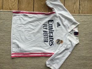 Real Madrid adidas - Vit T-shirt från adidas Real Madrid  stl 140