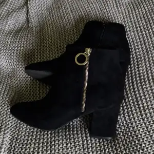 Svarta boots i mocka, i princip helt nya Köpta förra året men använda några få gånger vilket man kan se på skorna då det är i väldigt bra skick. 
