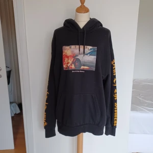 Oversized hoodie - "Heat of the Moment" hoodie i XL (herr). Har haft som oversized. Superfint skick.