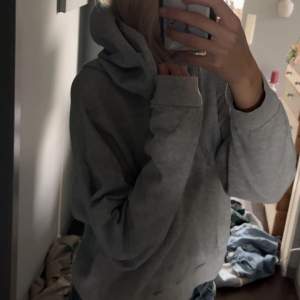 Säljer min gråa hoodie då jag har två💋som nyskick 