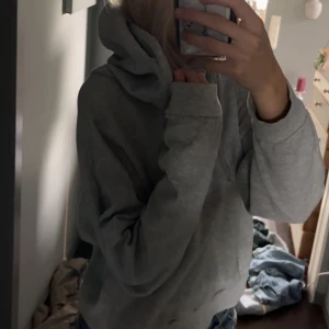 Hoodie  - Säljer min gråa hoodie då jag har två💋som nyskick 