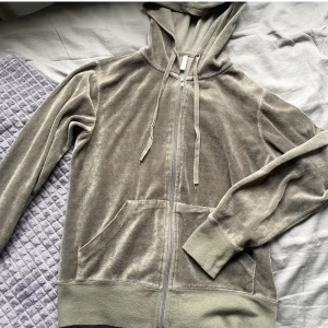 Kofta - Ingen defekt. Strl S. Militärgrön 