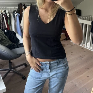 Topp - Topp köpt secondhand ( det är spegeln som är dammig)😊storlek S