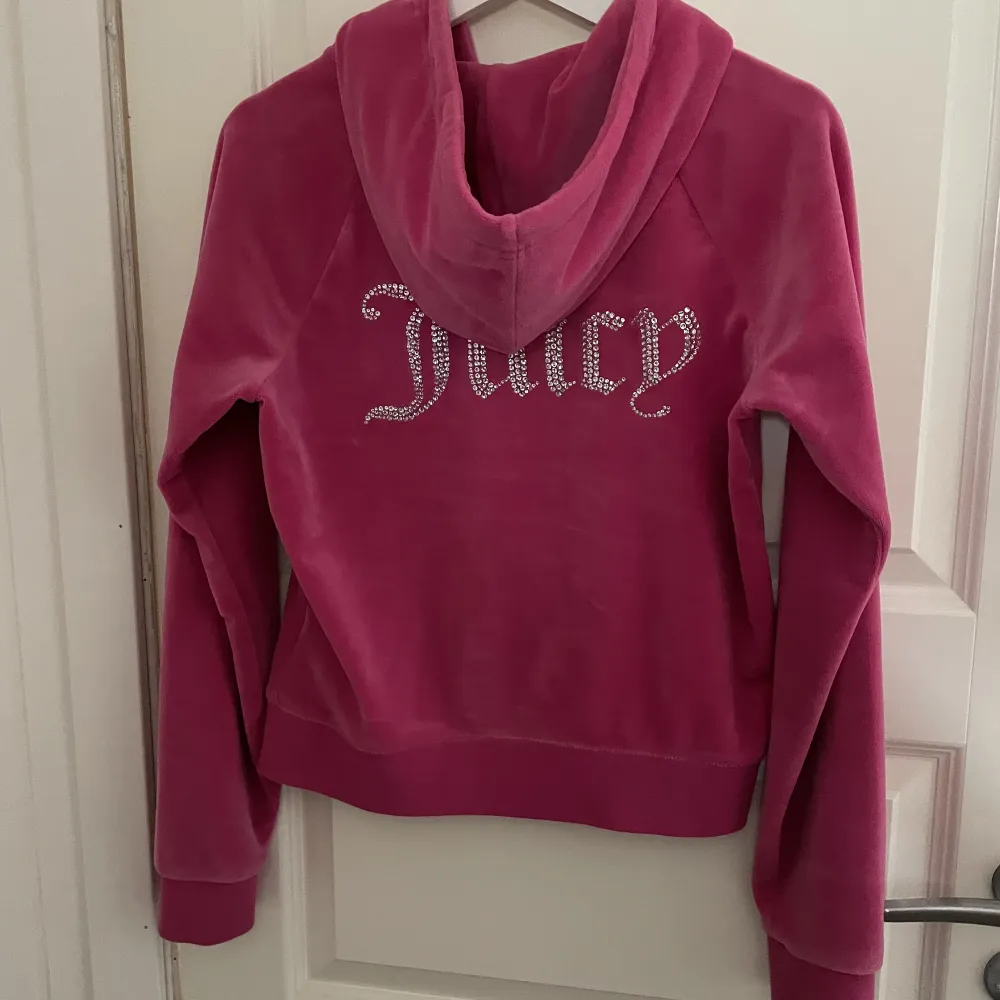 Fin juicy couture hoodie i strl M (men passar S också!) Använd men bra skick!💕💕 (säljer väldigt billigt då jag vill bli av med den!!). Hoodies.