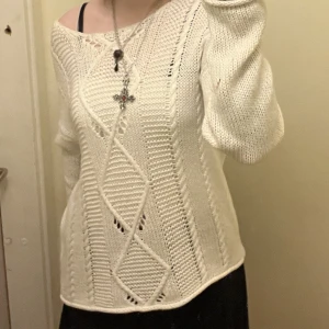 Stickad tröja - Söt vit stickad långärmad tröja. Så comfy!