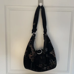 Secondhand väska  - Hej säljer denna unika väska som jag köpt secondhand för ett tag sen, tyvärr har jag inte använt den så mycket. Det finns ett litet hål i innerfodret, och i facket i väskan funkar inte dragkedjan. Annars är den i fint skick🤍⭐️