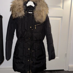 Hollies Jacka  - Hollies jacka i bra skick inga defekter 