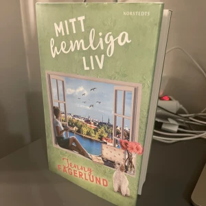 Mitt hemliga liv  - Säljer Jenny Fagerlunds bok ”Mitt hemliga liv.” Fick den förra året i födelsedagspresent men läser endast pocket, därav är den i mycket bra skick. Var köpt för över 200kr.