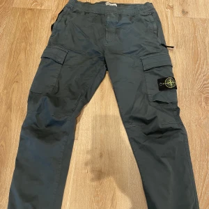 Stone island cargobyxor - Använt sparsamt Köpt på NK Stockholm, finns kvitto  3600kr nypris. 