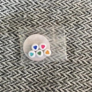 Hjärtpärlor - Säljer ett pack med 5st hjärtpärlor för endast 5kr plus frakt! 
