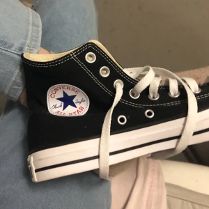 Converse - Aldrig använda, i nyskick. Storlek: 40, mått: 24,9. Köpta för: 800kr, Säljer för 500kr + frakt. Låg sula. Vid frågor är det bara att skicka ett meddelande✨