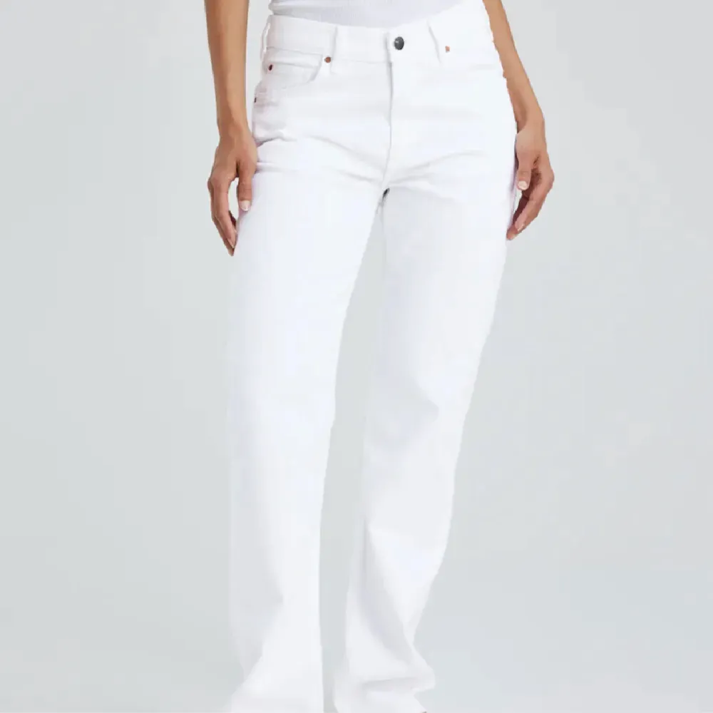 Superfina vita jeans perfekta till sommaren. Midwaist och straight i modellen. Köpte de för några månader sedan på Carlings, men tyvärr är de för små för mig nu. Helt oanvända, prislappen kvar. Märket Never Denim (Bikbok?), 90’s straight. Nypris 699kr. Jeans & Byxor.