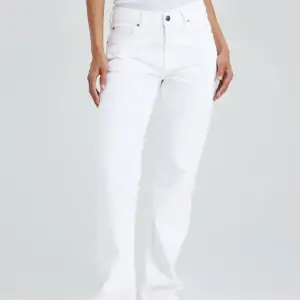 Superfina vita jeans perfekta till sommaren. Midwaist och straight i modellen. Köpte de för några månader sedan på Carlings, men tyvärr är de för små för mig nu. Helt oanvända, prislappen kvar. Märket Never Denim (Bikbok?), 90’s straight. Nypris 699kr