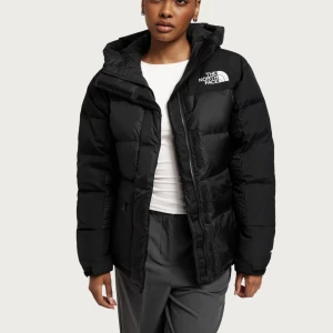 The North Face jacka - Säljer nu min ursnygga north face jacka som aldrig är använd.🩷Det är modellen hmlyn down parka. Lappar och allting finns kvar. Den är i storlek XS men passar även en M.  Köpt på Nelly.com för 4,400kr och säljer nu för 3,500kr🙌🏼🩷