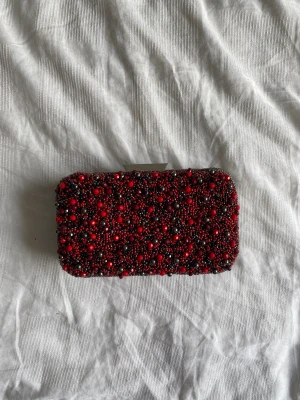 Clutch - Handpärlad väska från Zara! Väskan i jättefint skick det enda är att bandet är lite rostigt✨