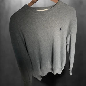 Ralph lauren tröja - En riktigt härlig stickad tröja från Ralph lauren. Väldigt fint skick. Står M men passar XS och ksk S.  Skriv vid frågor eller funderingar🙌