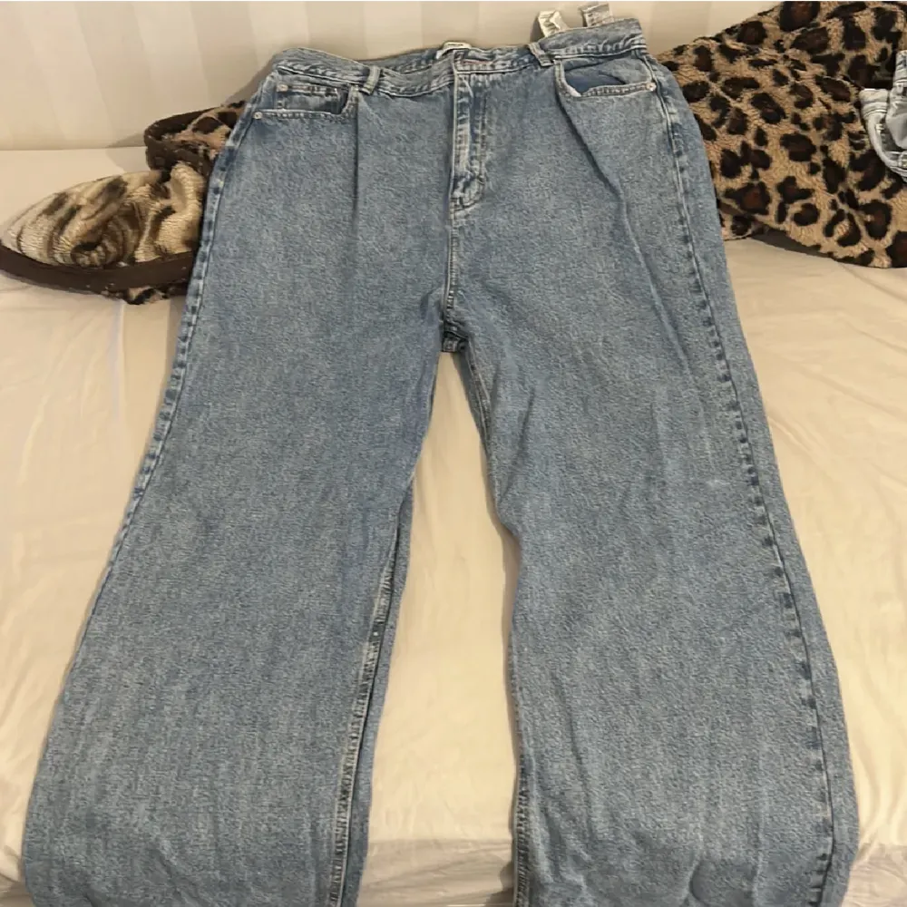 Jeans köpta från pull and Bear som aldrig använts. Köptes för 800kr dock säljer jag de för 500kr, priset kan sänkas om det behövs . Jeans & Byxor.