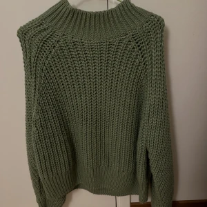 Stickad tröja - En grön stickad tröja ifrån hm, använt fåtal gånger så i fint skick!😊det är storlek L men sitter mer som en oversize. s eller m. Säljer då jag inte använder den längre! Om man vill ha fler bilder eller har frågor kom privat!