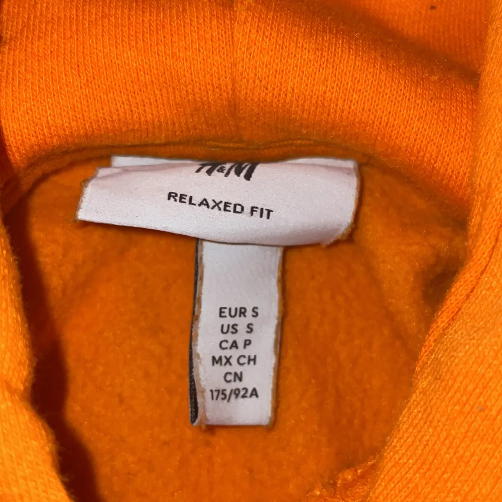 Tjena säljer nu min hoodie med snyggt tryck på från h&m då den inte används längre  Storlek S. Hoodies.