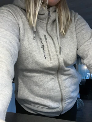 Sail racing hoodie ny skick - En fin grå hoodie från sail racing. Knappt snvänd så i ny skick! 
