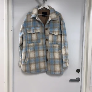 Fleece jacka - Fleece blå/vit jacka från lager 157, använt men bra skick. 