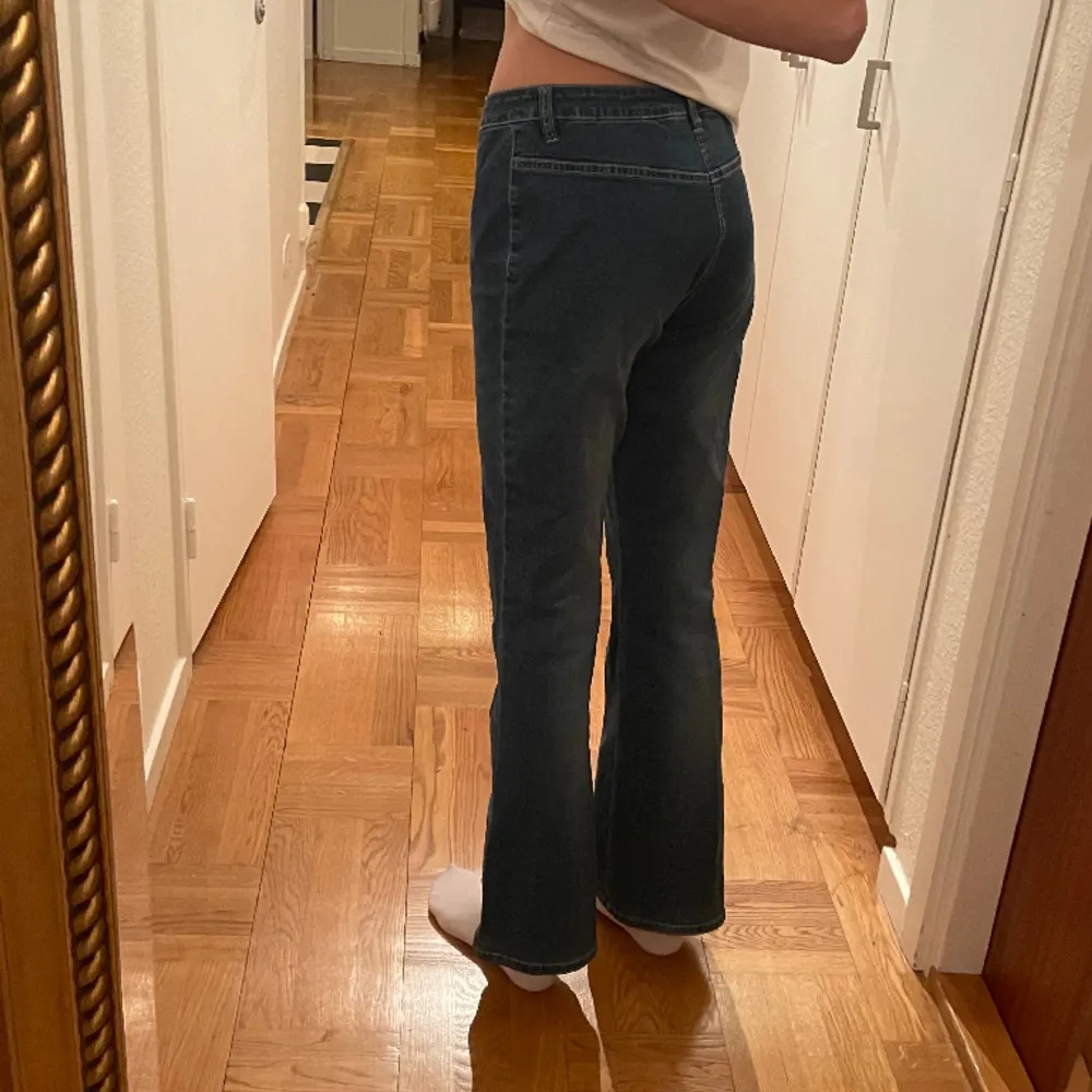 Ett par coola jeans men så X längst benen! Jag är ungefär 175 cm och de är lite korta på mig💗 dem är mid waist💗Innerbenslägd: 79 cm Tvärsöver midja: 38/39 cm men är lite stretchiga💗. Jeans & Byxor.