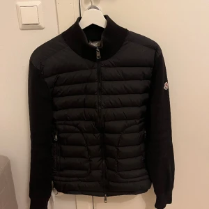 Moncler cardigan - En fin moncler cardigan i storlek M (passar S). Cond på jackan är 9/10. Två skador på muddarna (se bild 2 o 3) priset går att sänkas vid en snabb affär(rimligt). Hör av dig vid frågor!