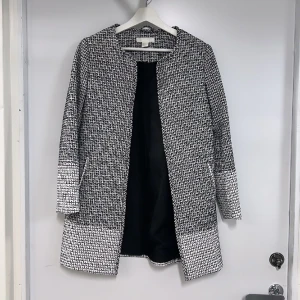 Svart/vit kappa - Fin svart/vit kappa från H&M. Använd ett fåtal gånger.