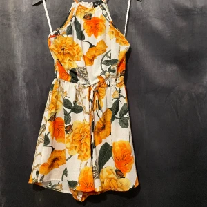 Jumpsuit  - Jätte söt och somrig jumpsuit med halterneck, dragkedja där bak.