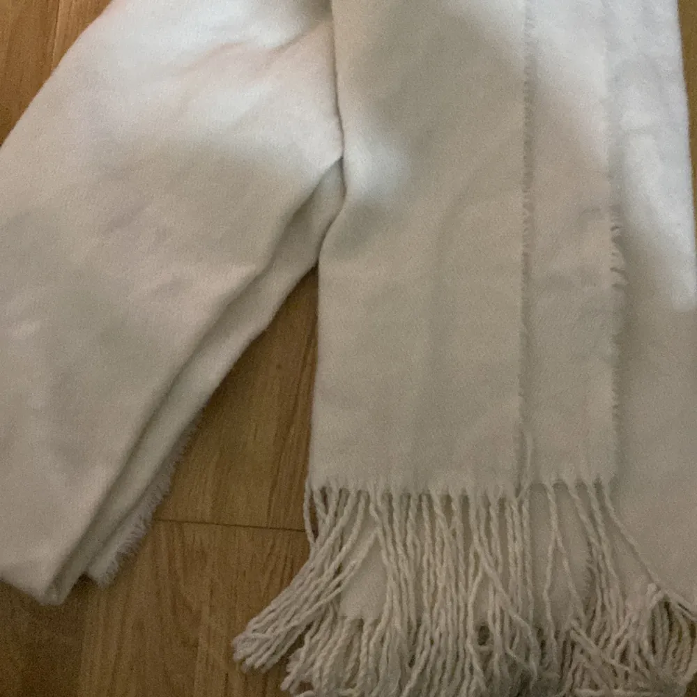 Söt vit halsduk som är bra för vintern. Övrigt.