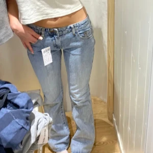 ELEANOR JEANS  - ”Eleanor Jeans” från Brandy Melville. Tyvärr passade inte dessa mig därför säljer jag nu vidare dessa fina jeans från brandy. Lågmidjade flare i en ljusblå nyans. Innerbenslängd: 84 cm, Midja: 74 cm. (Lånade bilder)