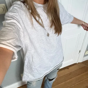 Zara avklippt sweatshirt - Skitcool avklippt sweatshirt från zara. Används mycket men i bra skick❤️ perfekt nu på vintern⭐️