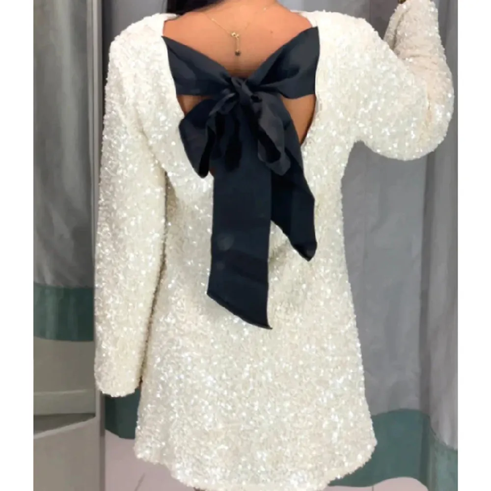 Säljer nu denna paljettklänning med en rosett ibak som har blivit super populär. Perfekt till nyår och julafton! Lägg bud.. Klänningar.