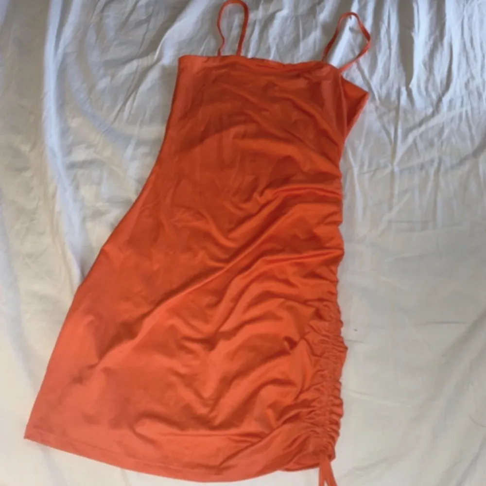 en fin orange klänning, knappt använd❤️. Klänningar.