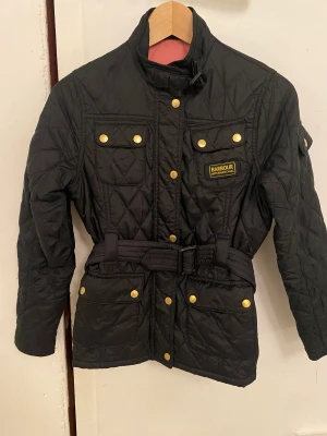 Barbour jacka - Svart barbour jacka. Bra skick. Barn storlek.