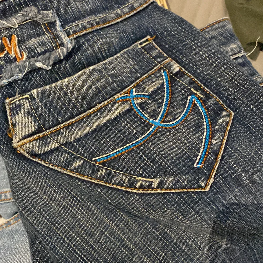 Snygga unika jeans som säljes billigt. De är i bra skick, dock är det slitage på dragkedjan, men detta påverkar inte utseendet på jeansen och det går fortfarande att stänga dragkedjan. Tyget är elastiskt. Midja: 35cm Grenmått: 19cm. Innerbenslängd: 79cm. . Jeans & Byxor.