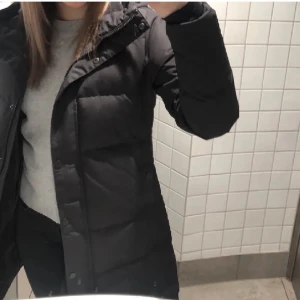 Vinter jacka  - Säljer nu min vinterjacka i storlek 36 från märket Everest, jackan är i väldigt fint skick men kommer tyvärr inte till någon användning längre, päls tillkommer men jag har valt att ta bort den!  köpt för ca 2499kr, pris går att diskutera!!